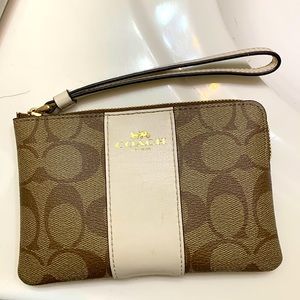 Coach wristlet Wallet great condition ! Classic brown color